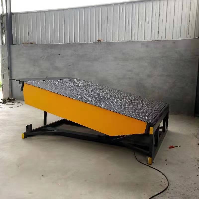 固定式登車(chē)橋載重5-10噸，角度可調(diào)節(jié)，